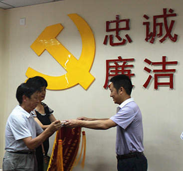 供水連接千萬(wàn)家  愛心化作及時(shí)雨