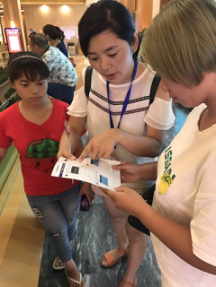 營銷部抄收組到交房現(xiàn)場(chǎng)開展繳費(fèi)渠道便民宣傳