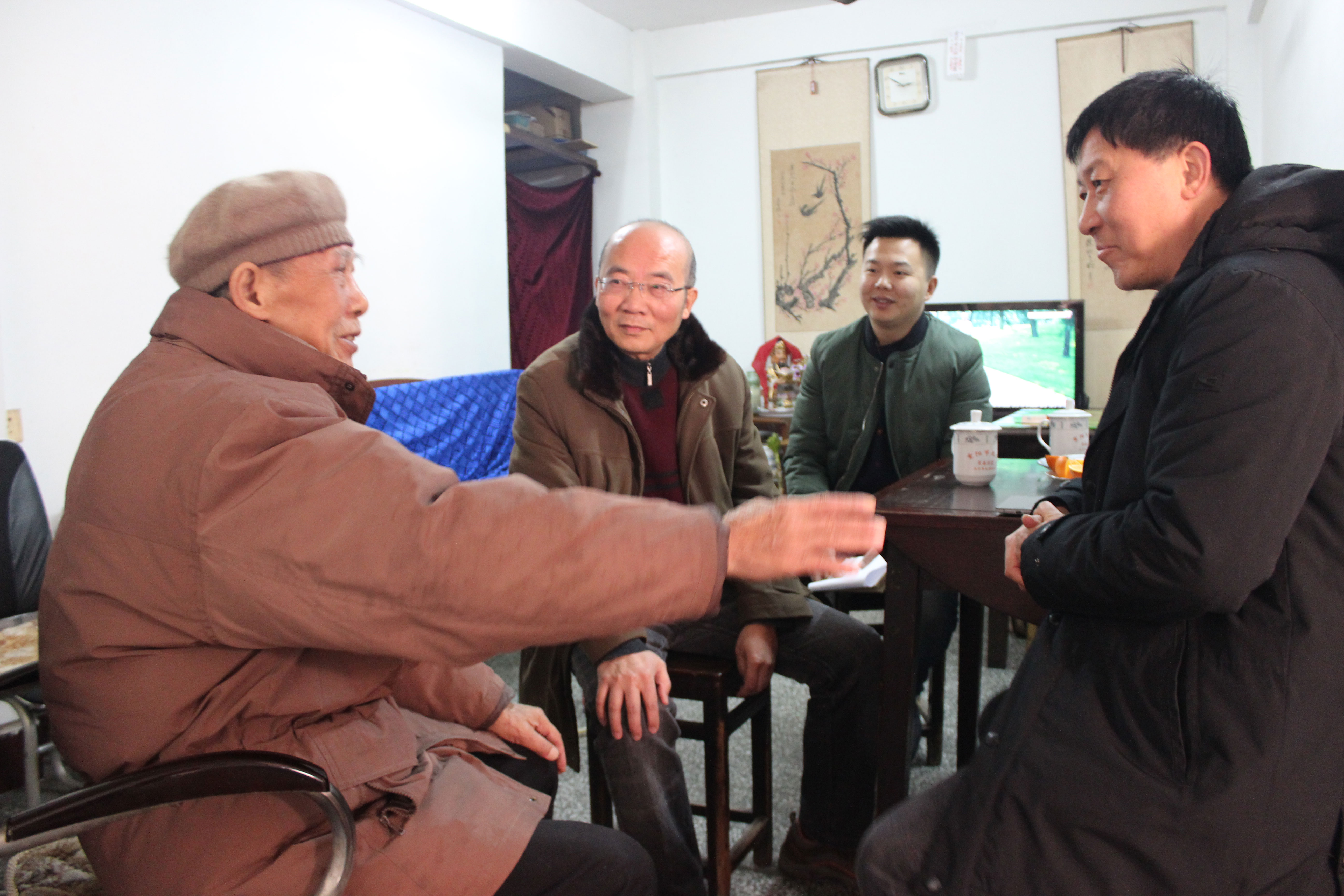 集團公司黨委春節(jié)前走訪慰問老黨員