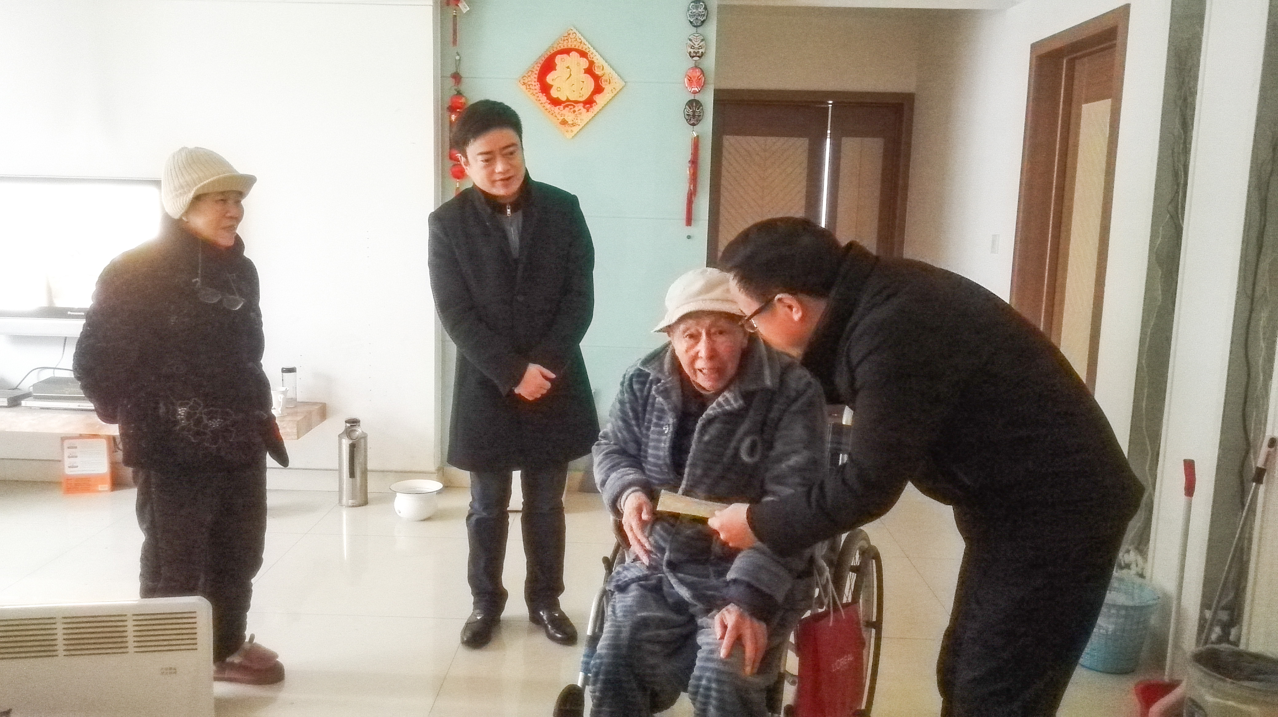集團公司開(kāi)展看望一線(xiàn)員工和慰問(wèn)老黨員活動(dòng)