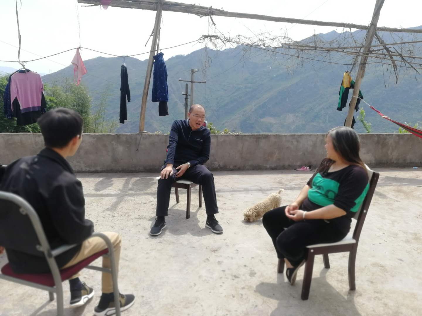 精準扶貧入農戶(hù) 走訪(fǎng)慰問(wèn)暖人心