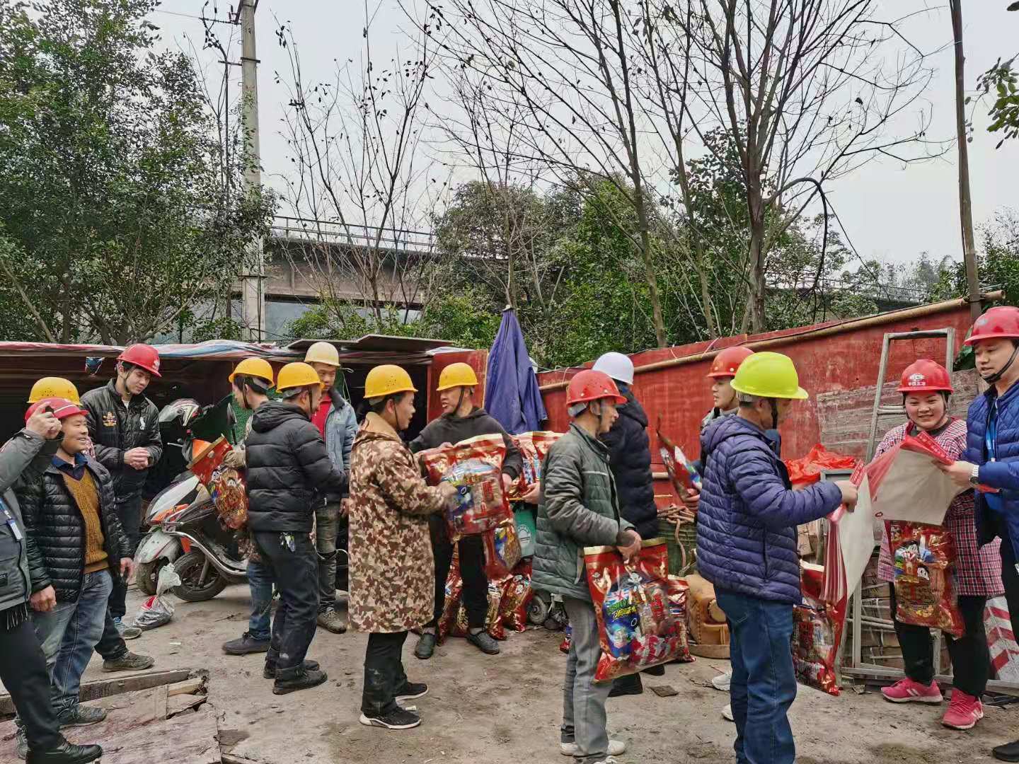 節前送“福”到工地 濃濃關(guān)愛(ài)暖人心