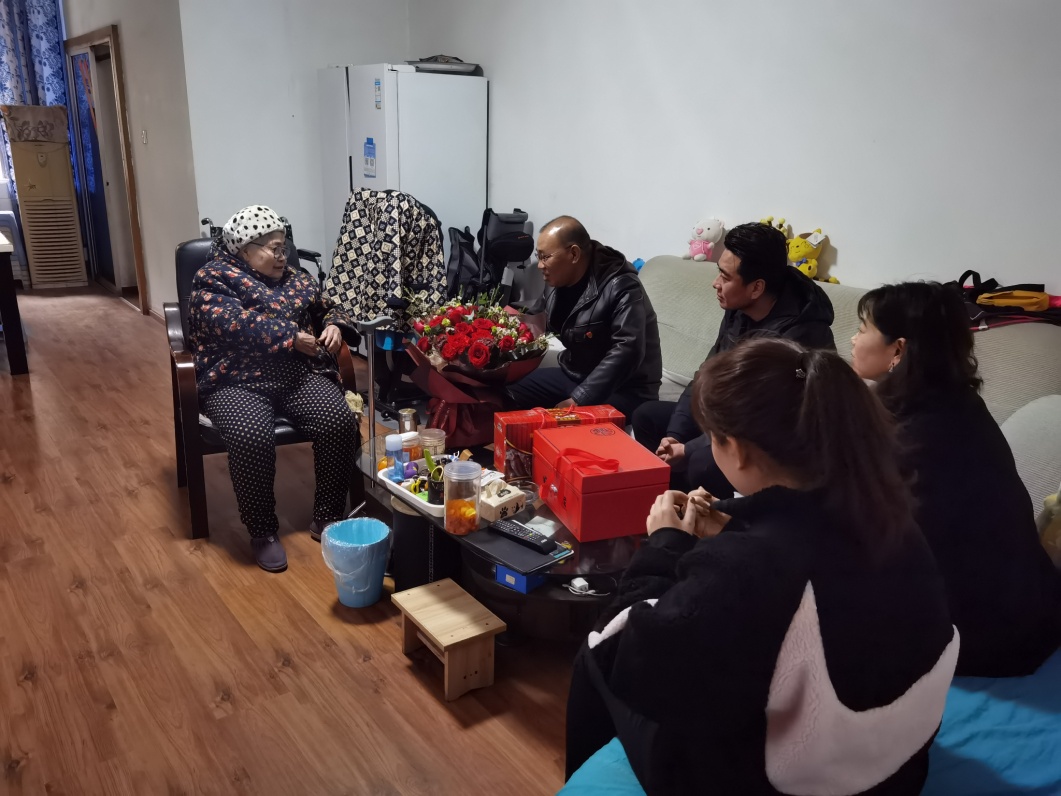 金牛奮蹄迎新春 拳拳愛(ài)心暖烈屬