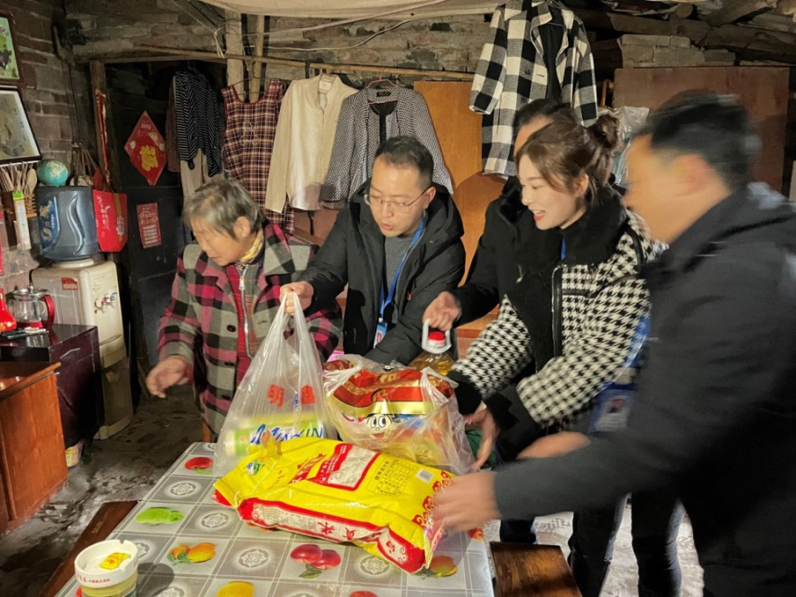 節前慰問(wèn)送溫暖,情系下渡口社區困難群眾