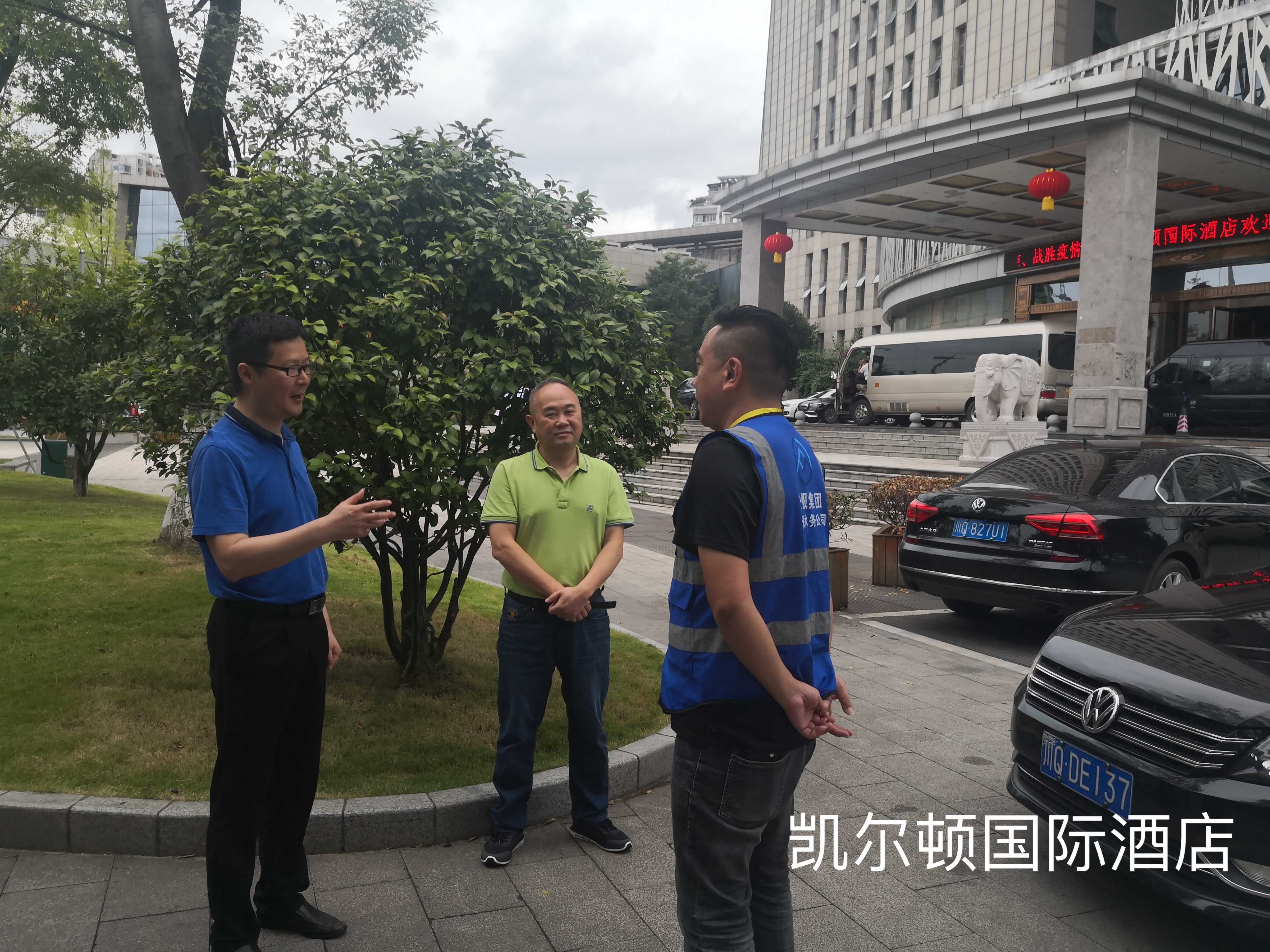 公服集團黨委委員、監事會(huì )主席周威看望動(dòng)力電池大會(huì )各保障點(diǎn)一線(xiàn)員工