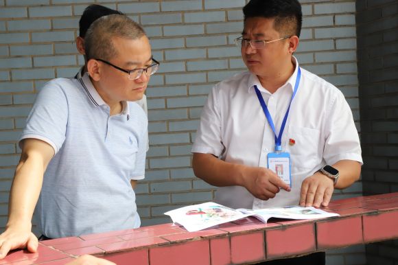市公服集團公司黨委副書(shū)記、總經(jīng)理譚琦調研清源水務(wù)公司兩江管線(xiàn)安全運行情況